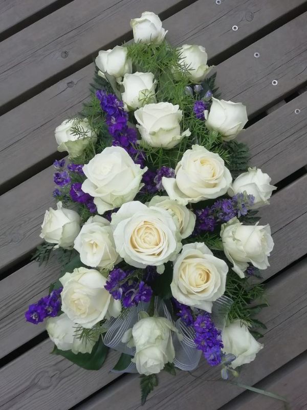 Kukkakimppu valkoisilla ja violeteilla kukilla