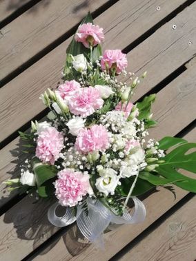 Vaaleanpunaisista ja valkoisista kukista sidottu kukkakimppu