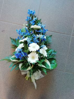 Sinisiä ja valkoisia kukkia kimpussa