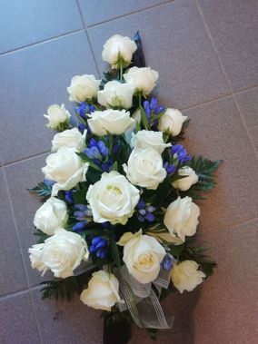 Kukkakimppu sinisistä ja valkoisista kukista
