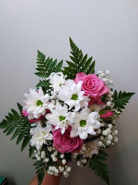 Kukkakimppu valkoisilla ja vaaleanpunaisila kukilla